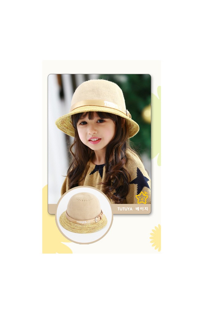 หมวกเด็กหญิงสีเบจคาดสายเข็มขัด
