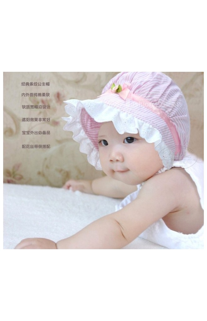 หมวกเด็กหญิงลายทางแต่งระบายลูกไม้ขาวรอบปีกหมวก