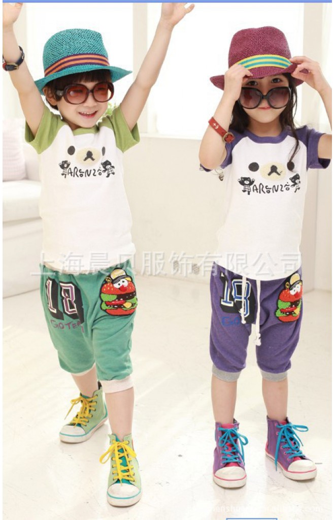 ชุดเสื้อผ้าเด็กเป็นเซ็ต ตัวเสื้อสีขาวตัดด้วยแขนสีม่วง