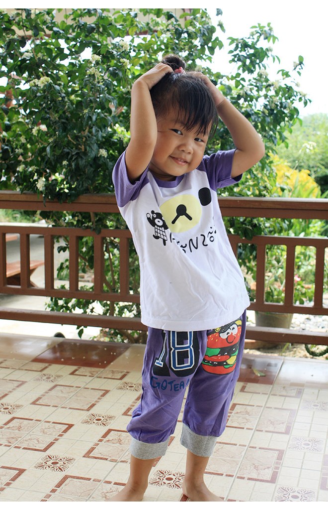 ชุดเสื้อผ้าเด็กเป็นเซ็ต ตัวเสื้อสีขาวตัดด้วยแขนสีม่วง