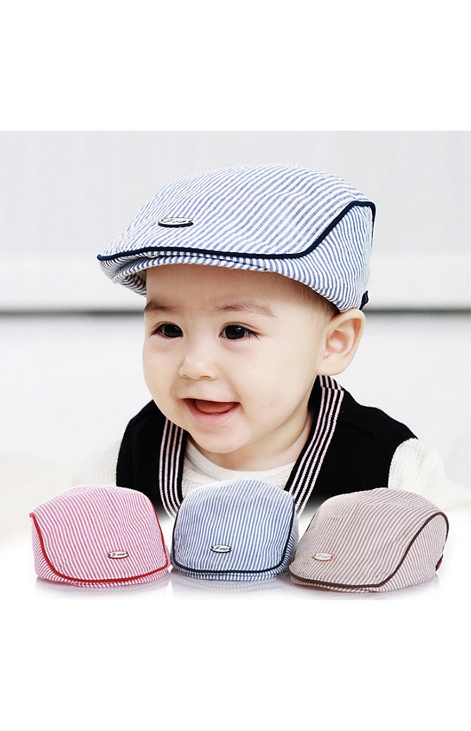 หมวกแฟลตแค๊ปเด็กลายทางแต่งกุ๊นขอบสีเข้ม ด้านหน้ามีกระดุม