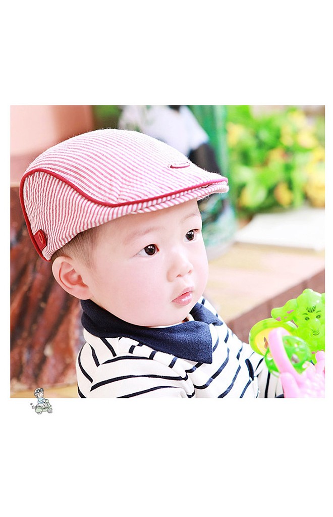 หมวกแฟลตแค๊ปเด็กลายทางแต่งกุ๊นขอบสีเข้ม ด้านหน้ามีกระดุม
