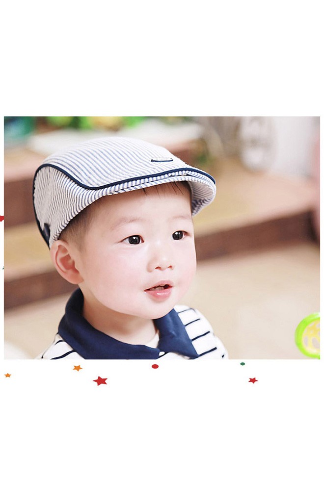 หมวกแฟลตแค๊ปเด็กลายทางแต่งกุ๊นขอบสีเข้ม ด้านหน้ามีกระดุม
