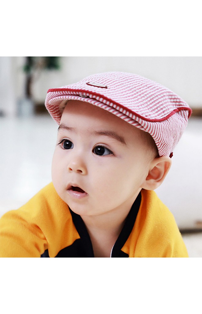 หมวกแฟลตแค๊ปเด็กลายทางแต่งกุ๊นขอบสีเข้ม ด้านหน้ามีกระดุม