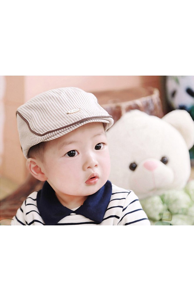 หมวกแฟลตแค๊ปเด็กลายทางแต่งกุ๊นขอบสีเข้ม ด้านหน้ามีกระดุม