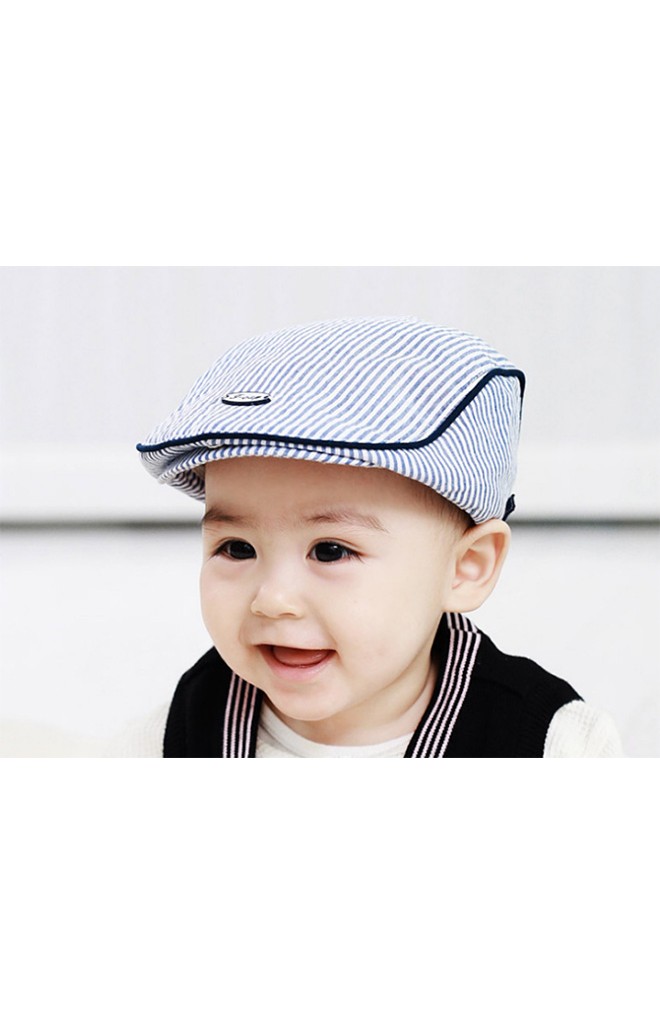 หมวกแฟลตแค๊ปเด็กลายทางแต่งกุ๊นขอบสีเข้ม ด้านหน้ามีกระดุม