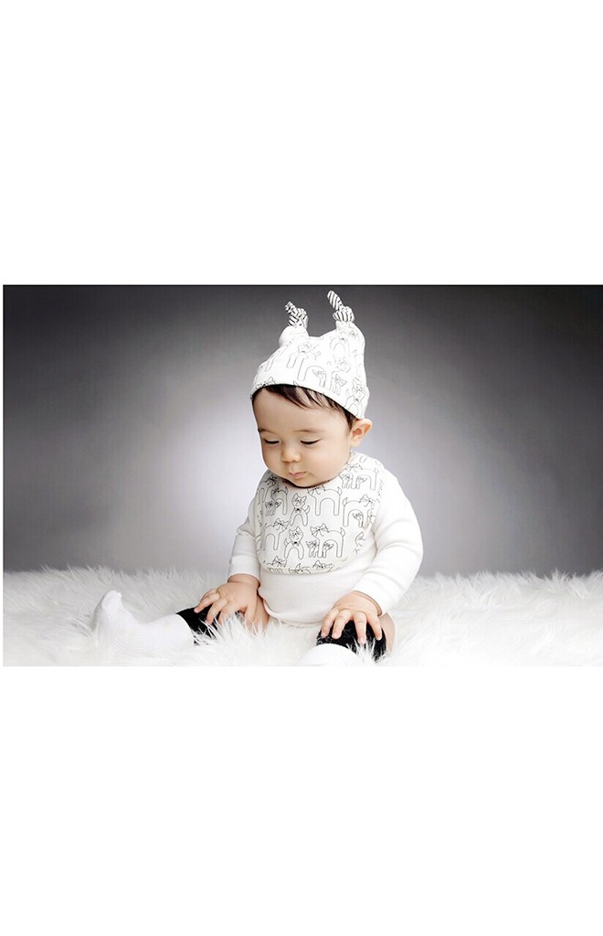 เซ็ตหมวกเด็กเล็กมาพร้อมผ้ากันเปื้อนลายแม่แมวและลูกๆ