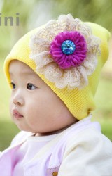 หมวกถักแต่งดอกไม้ไหมพรมสีชมพูเข้มระบายด้วยลูกไม้สีครีม