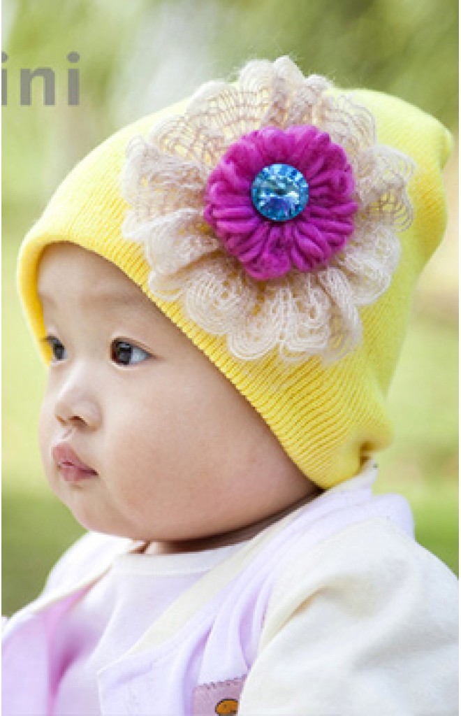 หมวกถักแต่งดอกไม้ไหมพรมสีชมพูเข้มระบายด้วยลูกไม้สีครีม หมวกถักแต่งดอกไม้ไหมพรมสีชมพูเข้มระบายด้วยลูกไม้สีครีม