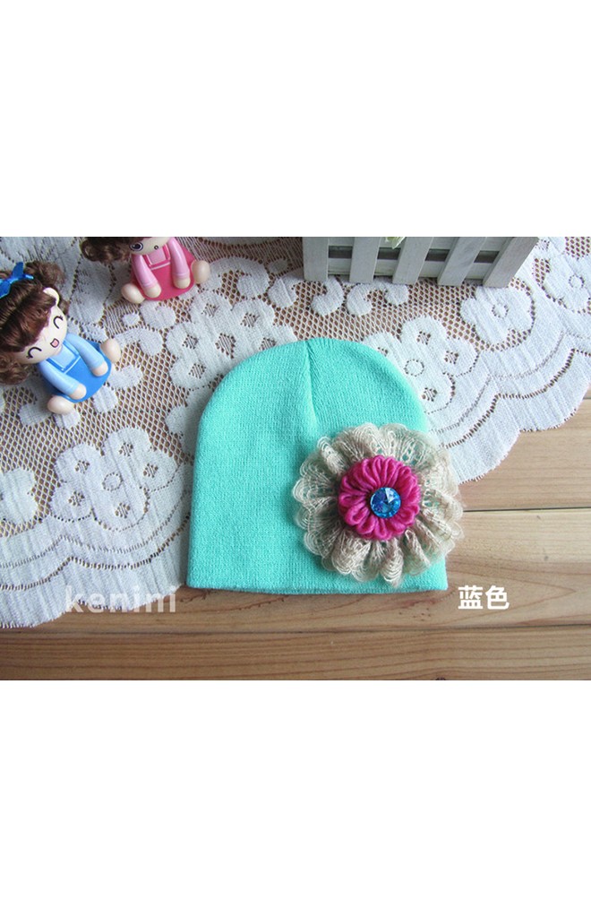 หมวกถักแต่งดอกไม้ไหมพรมสีชมพูเข้มระบายด้วยลูกไม้สีครีม