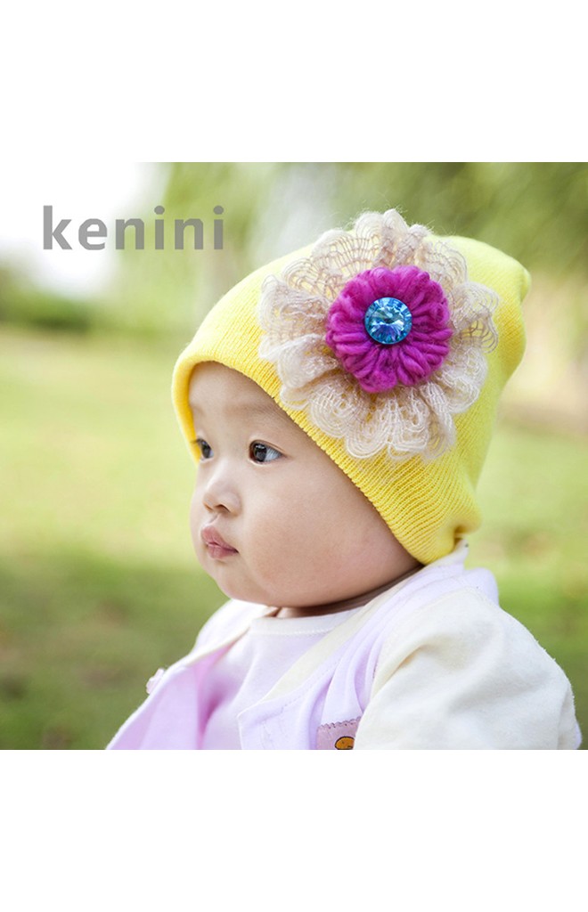 หมวกถักแต่งดอกไม้ไหมพรมสีชมพูเข้มระบายด้วยลูกไม้สีครีม