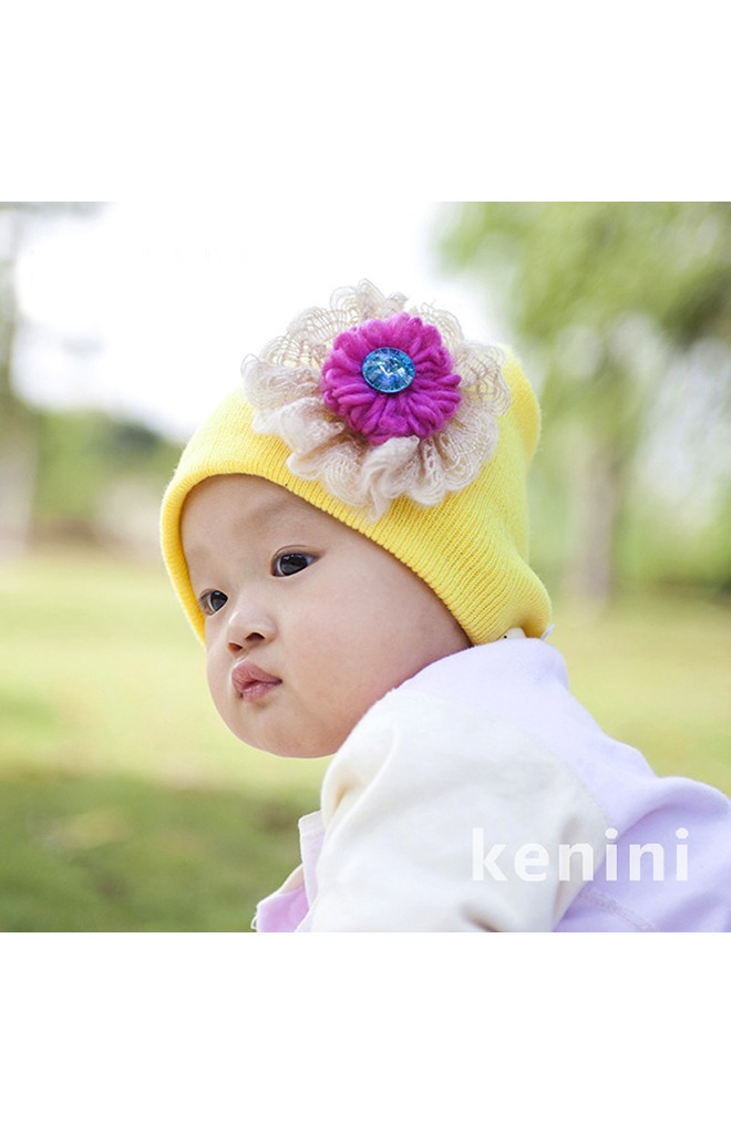 หมวกถักแต่งดอกไม้ไหมพรมสีชมพูเข้มระบายด้วยลูกไม้สีครีม