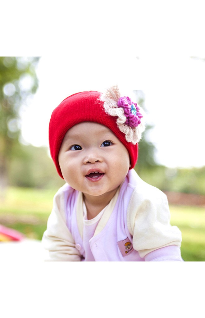 หมวกถักแต่งดอกไม้ไหมพรมสีชมพูเข้มระบายด้วยลูกไม้สีครีม