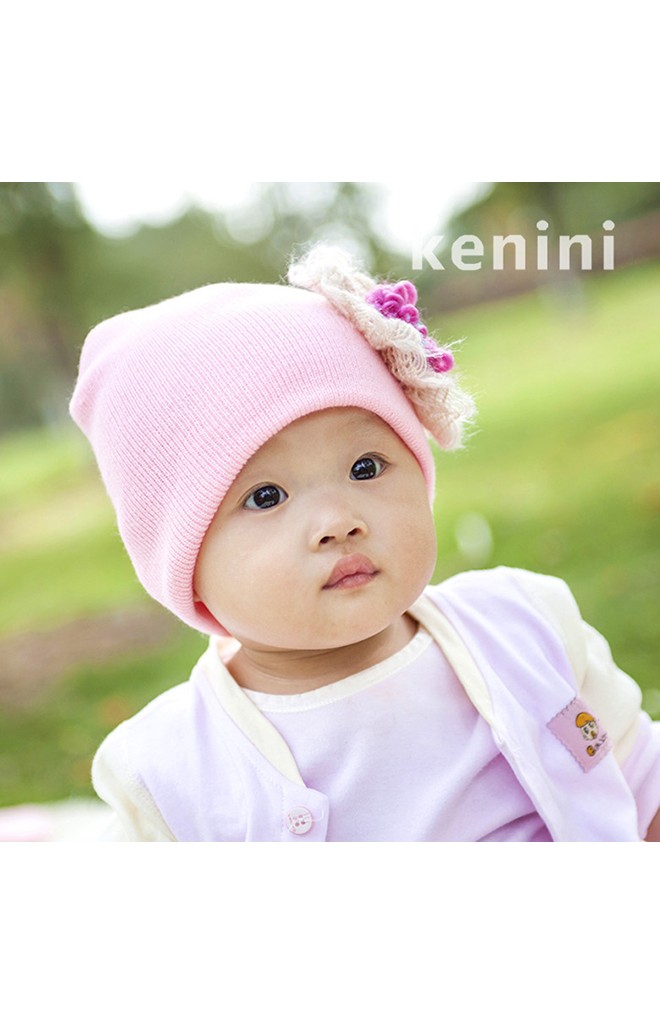หมวกถักแต่งดอกไม้ไหมพรมสีชมพูเข้มระบายด้วยลูกไม้สีครีม