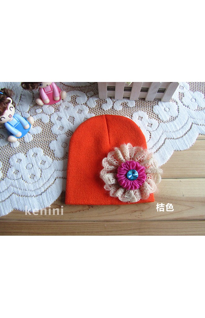 หมวกถักแต่งดอกไม้ไหมพรมสีชมพูเข้มระบายด้วยลูกไม้สีครีม