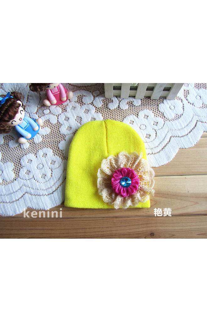 หมวกถักแต่งดอกไม้ไหมพรมสีชมพูเข้มระบายด้วยลูกไม้สีครีม