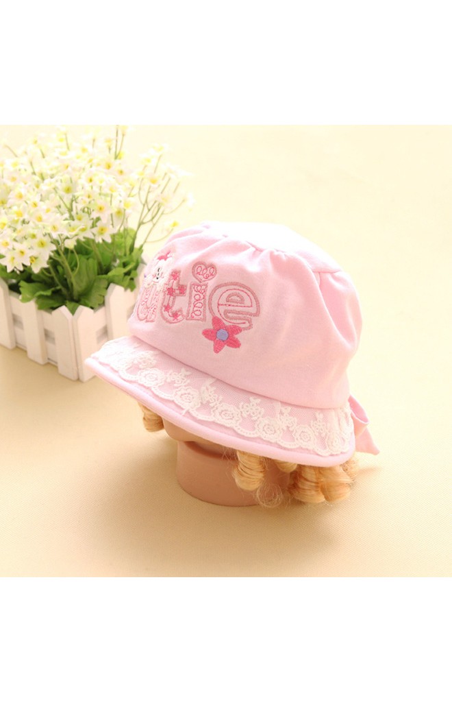 หมวกเด็กหญิง แต่งรูปหมีปักอักษร cutie ปีกหมวกแต่งผ้าลูกไม้สีขาว
