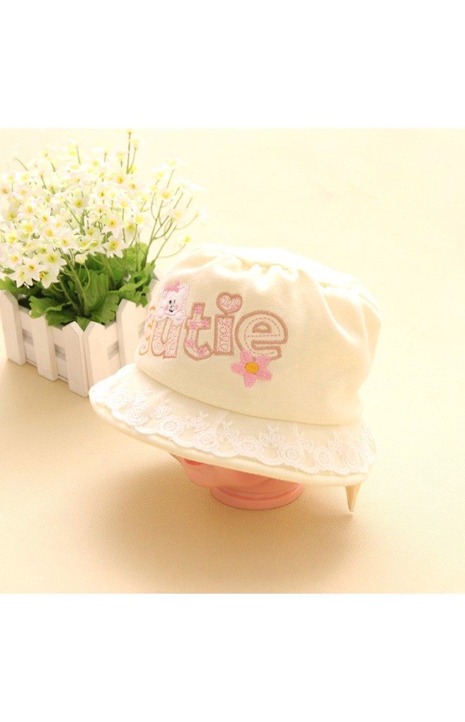 หมวกเด็กหญิง แต่งรูปหมีปักอักษร cutie ปีกหมวกแต่งผ้าลูกไม้สีขาว