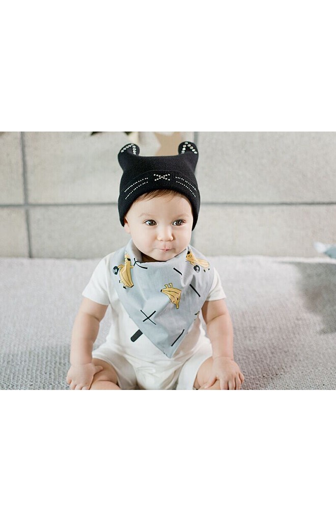 ผ้ากันเปื้อนเด็กสามเหลี่ยมลายกล้วย อีกด้านเป็นลายกราฟิกรูปหน้าแมว