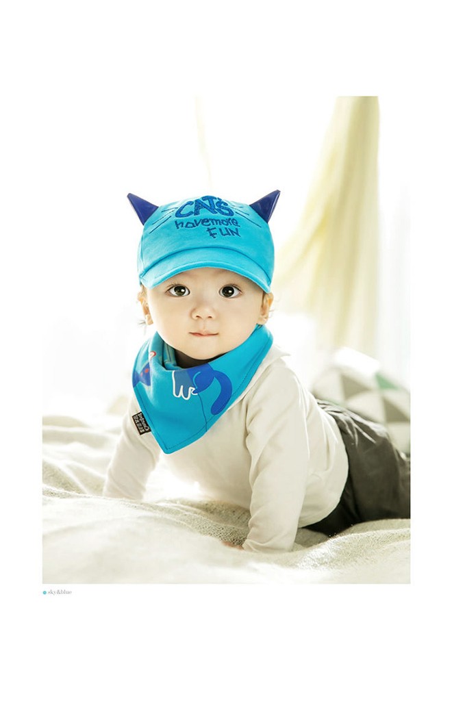 เซ็ตหมวกแก๊ปปักอักษร CATS มาพร้อมผ้ากันเปื้อนลายแมว จาก GZMM