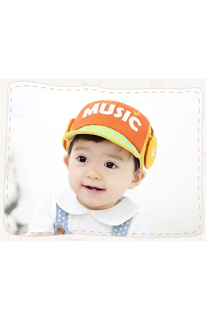 หมวกแก๊ป MUSIC ด้านบนคาดหูฟัง