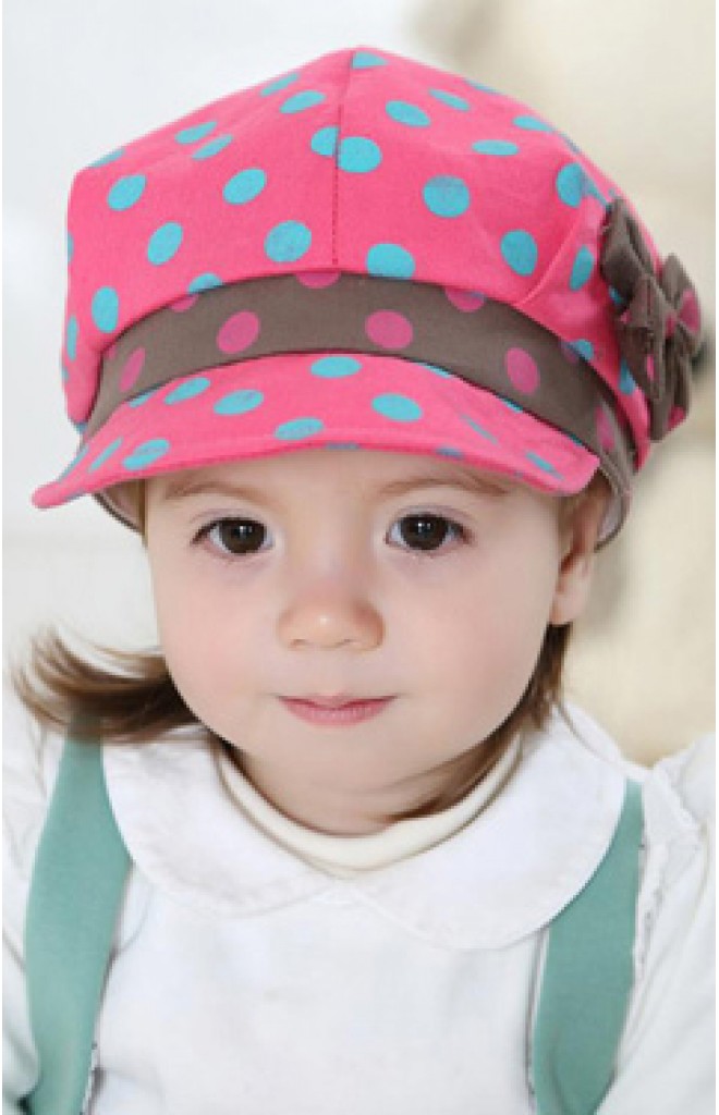 หมวกเด็กหญิงสกรีนลายจุด คาดขอบหมวกสีเข้ม แต่งโบว์น่ารักๆ