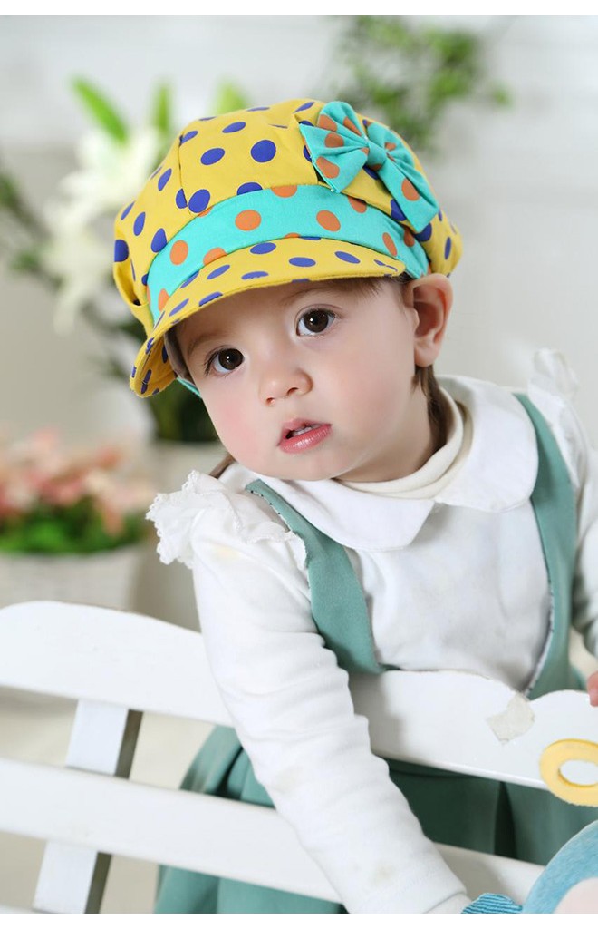 หมวกเด็กหญิงสกรีนลายจุด คาดขอบหมวกสีเข้ม แต่งโบว์น่ารักๆ