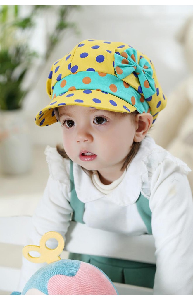 หมวกเด็กหญิงสกรีนลายจุด คาดขอบหมวกสีเข้ม แต่งโบว์น่ารักๆ
