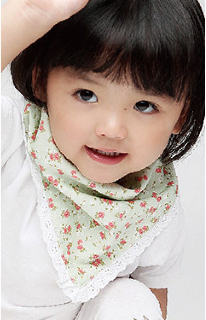 ผ้ากันเปื้อนเด็กลายดอก แพ็ค 2 สี แต่งขอบผ้าฉลุสีขาว ผ้ากันเปื้อนเด็กลายดอก แพ็ค 2 สี แต่งขอบผ้าฉลุสีขาว