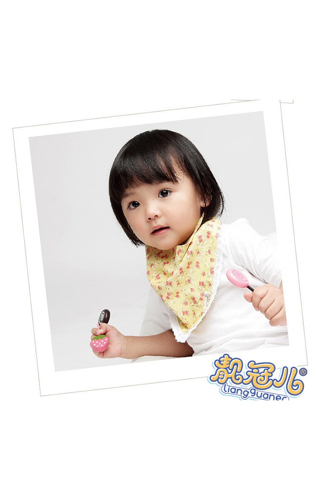 ผ้ากันเปื้อนเด็กลายดอก แพ็ค 2 สี แต่งขอบผ้าฉลุสีขาว