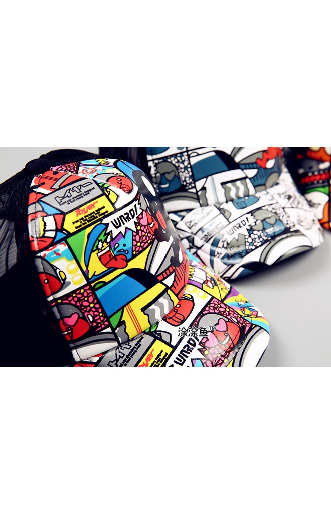 หมวกแก๊ปลายการ์ตูนสีสันสดใส ด้านหลังเป็นผ้าตาข่ายสีดำ