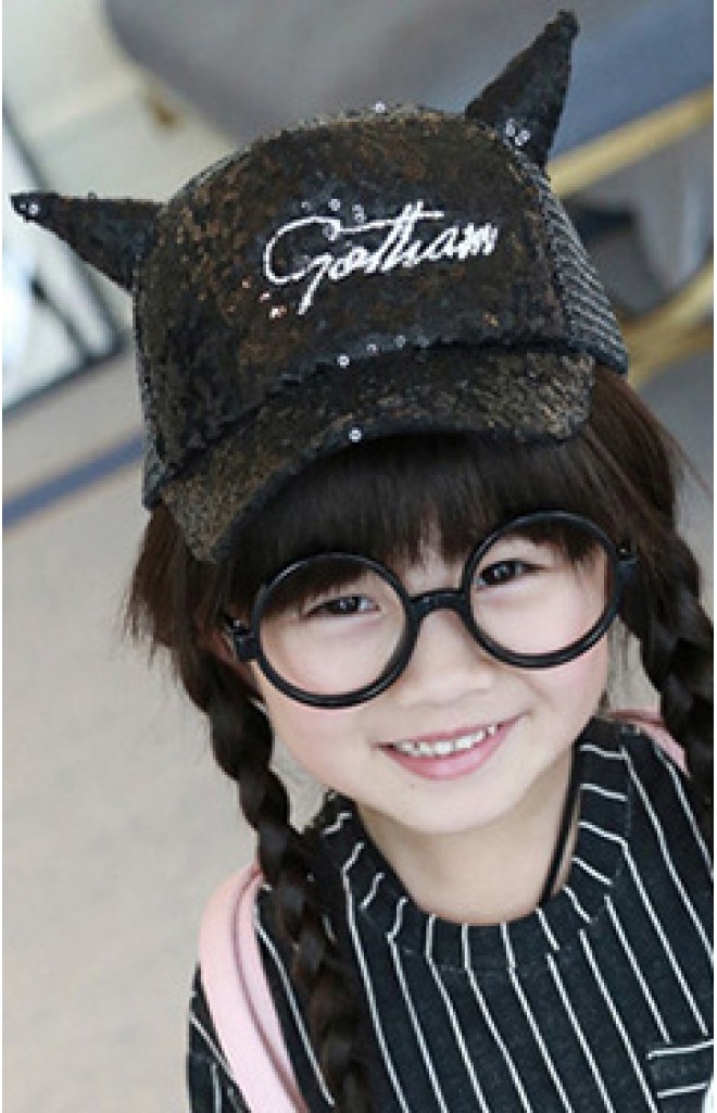 หมวกแก๊ปมีเขาแต่งเลื่อม ปักอักษร ด้านหลังเป็นตาข่าย หมวกแก๊ปมีเขาแต่งเลื่อม ปักอักษร ด้านหลังเป็นตาข่าย