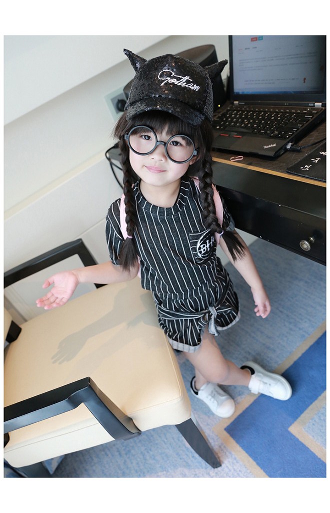 หมวกแก๊ปมีเขาแต่งเลื่อม ปักอักษร ด้านหลังเป็นตาข่าย