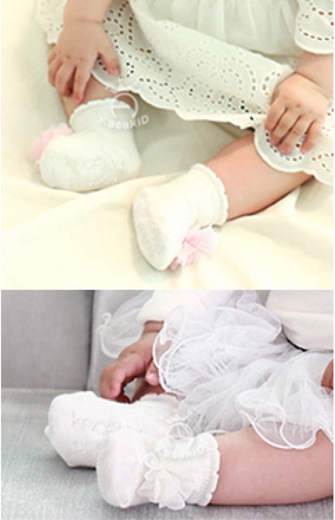 ถุงเท้าสาวน้อยสีขาวแต่งดอกไม้หวาน มีกันลื่น ถุงเท้าสาวน้อยสีขาวแต่งดอกไม้หวาน มีกันลื่น
