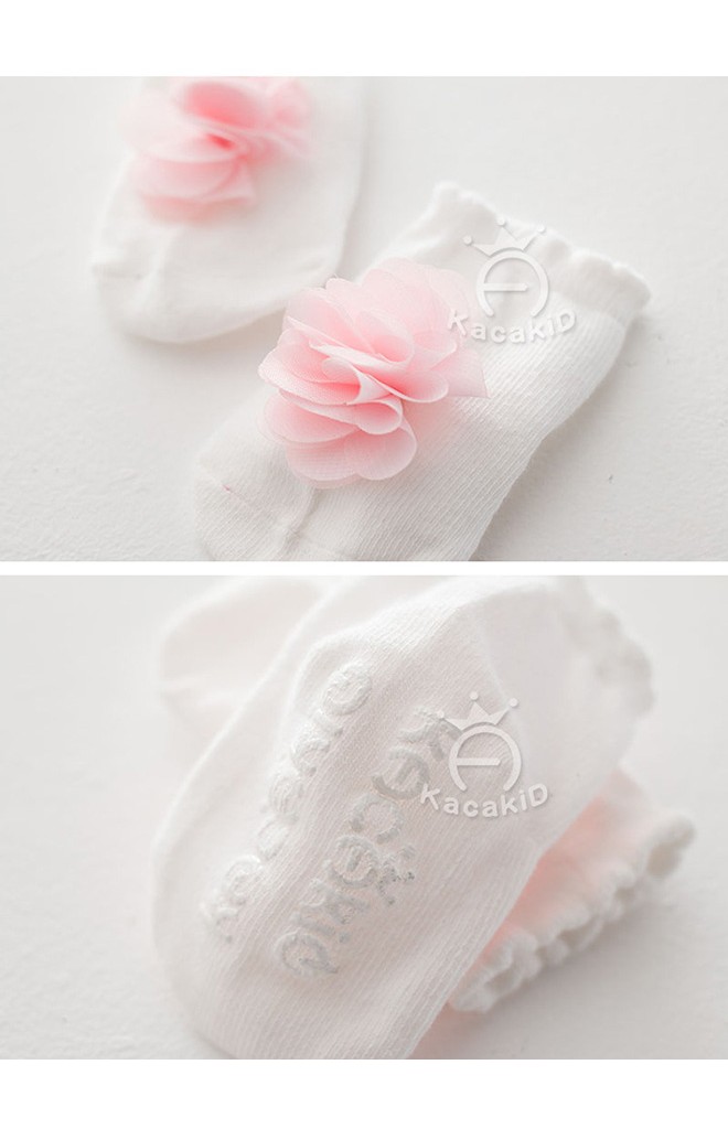 ถุงเท้าสาวน้อยสีขาวแต่งดอกไม้หวาน มีกันลื่น