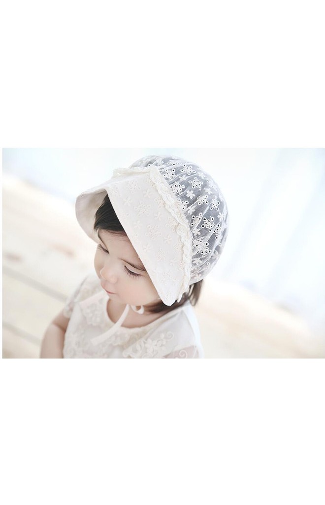 หมวกสาวน้อยสีครีมผ้าฉลุลายดอกไม้ ระบายลูกไม้