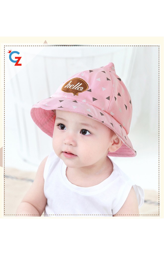 หมวกปีกรอบยอดแหลมลายสามเหลี่ยม ปัก hello จาก GZMM