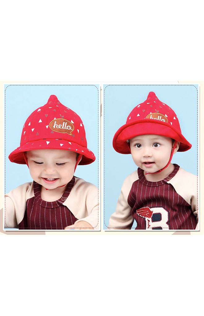 หมวกปีกรอบยอดแหลมลายสามเหลี่ยม ปัก hello จาก GZMM