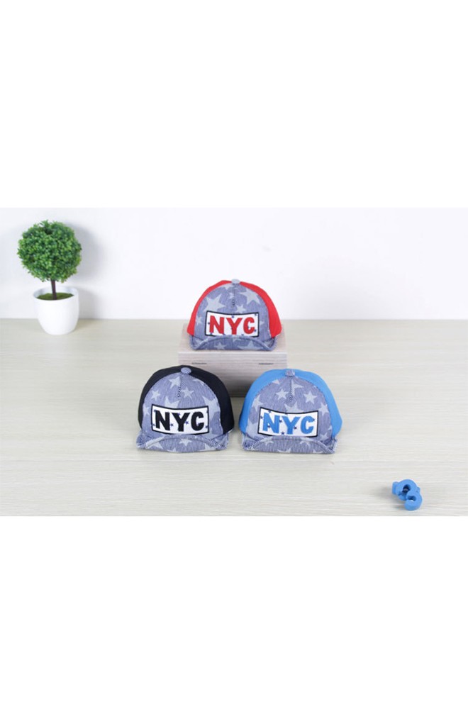 หมวกแก๊ปด้านหน้าลายดาวตัดกับด้านหลังผ้าพื้น แต่งอักษร NYC ยี่ห้อ Goodkid