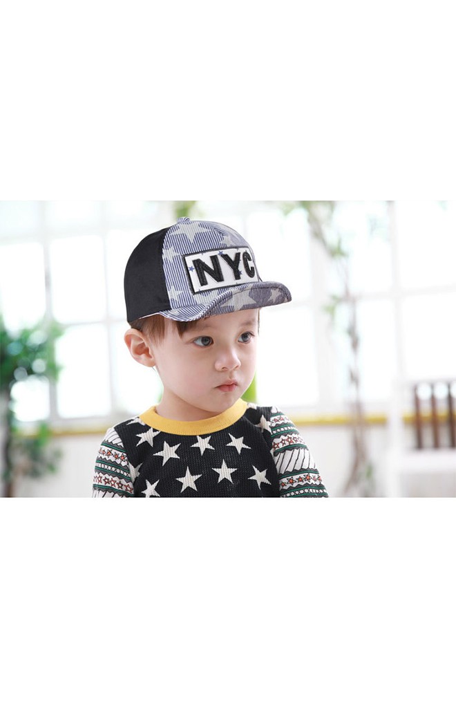 หมวกแก๊ปด้านหน้าลายดาวตัดกับด้านหลังผ้าพื้น แต่งอักษร NYC ยี่ห้อ Goodkid