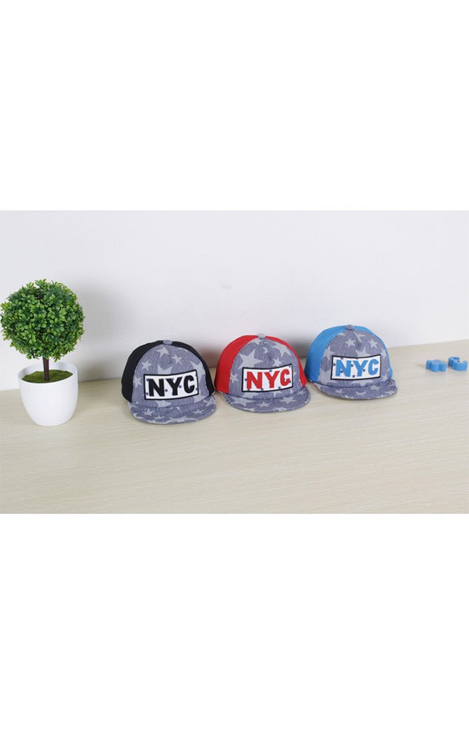 หมวกแก๊ปด้านหน้าลายดาวตัดกับด้านหลังผ้าพื้น แต่งอักษร NYC ยี่ห้อ Goodkid