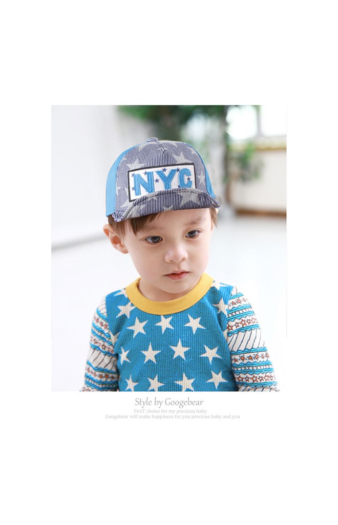 หมวกแก๊ปด้านหน้าลายดาวตัดกับด้านหลังผ้าพื้น แต่งอักษร NYC ยี่ห้อ Goodkid