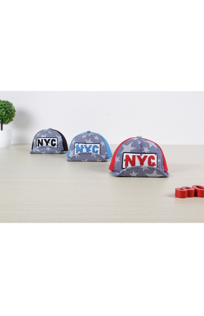 หมวกแก๊ปด้านหน้าลายดาวตัดกับด้านหลังผ้าพื้น แต่งอักษร NYC ยี่ห้อ Goodkid