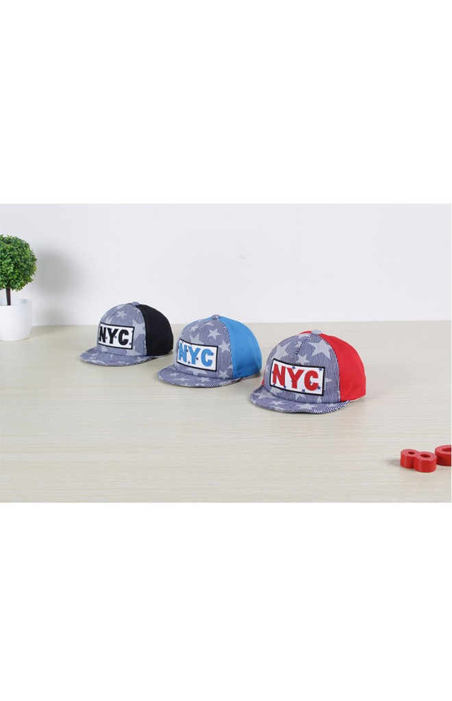 หมวกแก๊ปด้านหน้าลายดาวตัดกับด้านหลังผ้าพื้น แต่งอักษร NYC ยี่ห้อ Goodkid