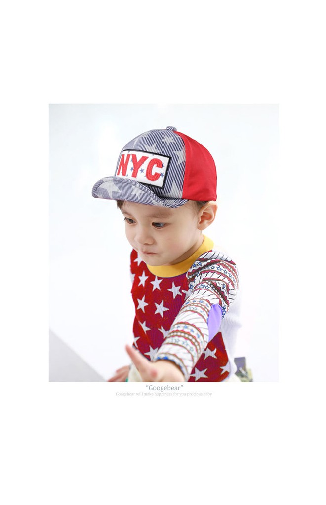 หมวกแก๊ปด้านหน้าลายดาวตัดกับด้านหลังผ้าพื้น แต่งอักษร NYC ยี่ห้อ Goodkid
