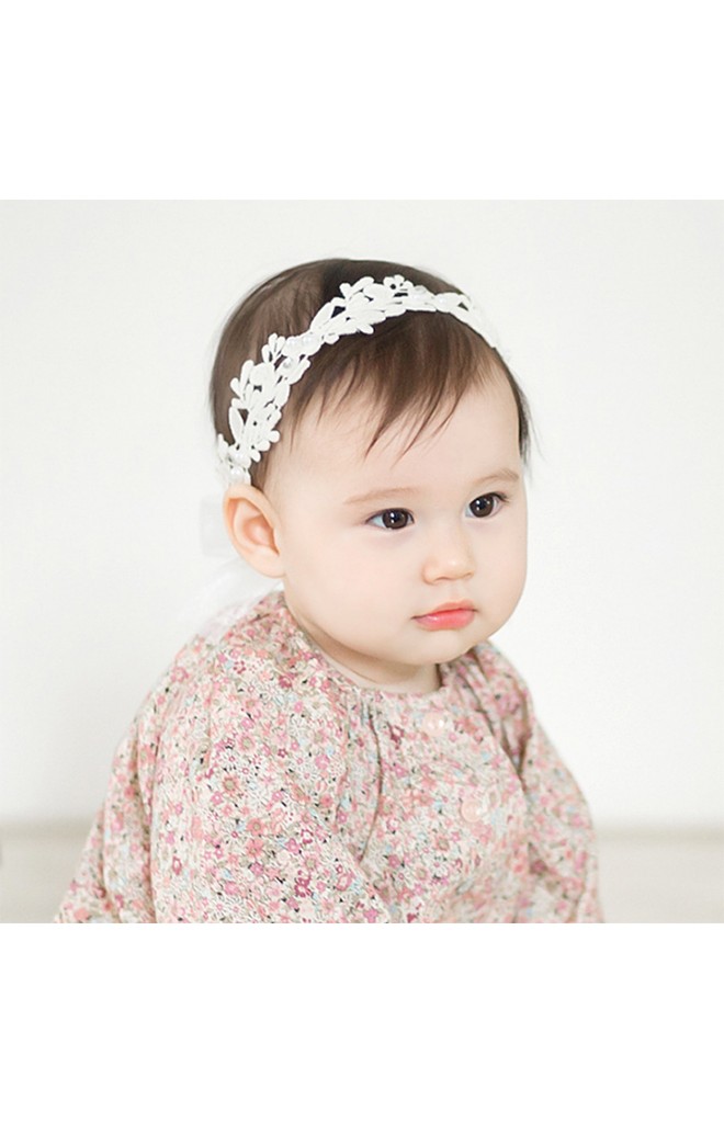 สายคาดผมลูกไม้สีครีมแต่งมุกเทียม ดีไซส์เรียบหรู