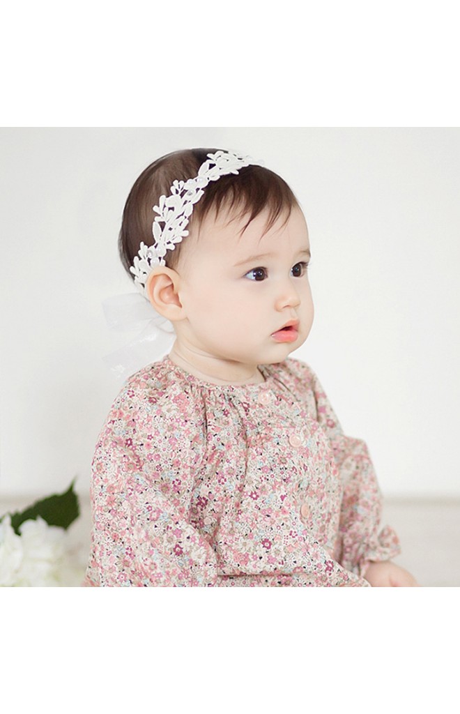 สายคาดผมลูกไม้สีครีมแต่งมุกเทียม ดีไซส์เรียบหรู