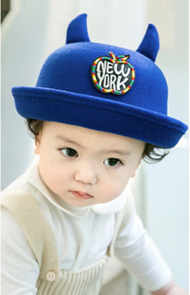 หมวกเด็กทรงโบลเลอร์มีเขา ด้านหน้าแต่งรูปแอปเปิ้ลปัก New York จาก GZMM หมวกเด็กทรงโบลเลอร์มีเขา ด้านหน้าแต่งรูปแอปเปิ้ลปัก New York จาก GZMM