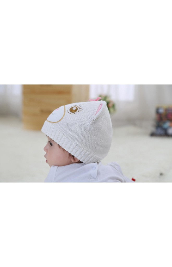 หมวกถักหมีน้อยสีขาวแต่งหูและโบว์สีชมพู