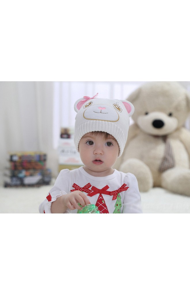 หมวกถักหมีน้อยสีขาวแต่งหูและโบว์สีชมพู